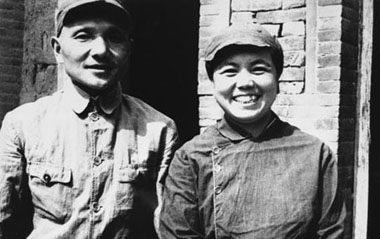 File photo shows Zhuo Lin (R) poses with her husband Deng Xiaoping in the Taihang Mountains, after they married in Yan'an. Zhuo Lin, a former consultant of the Central Military Commission General Office and widow of China's late leader Deng Xiaoping, died of illness at 12:30 p.m. July 29 after medical treatment failed in Beijing, at the age of 93. [Xinhua]