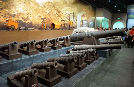 Visitors watch the exhibition at the Shanhaiguan Great Wall Museum in Qinhuangdao of north China's Hebei Province, July 29, 2009. [Yang Shiyao/Xinhua]