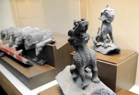 The animal sculptures on the gate towers are exhibited at the Shanhaiguan Great Wall Museum in Qinhuangdao of north China's Hebei Province, July 20, 2009.[Li Yong/Xinhua]