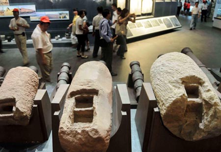 Visitors watch the exhibition at the Shanhaiguan Great Wall Museum in Qinhuangdao of north China's Hebei Province, July 29, 2009.[Yang Shiyao/Xinhua]