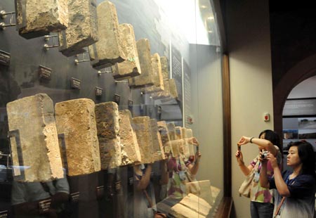 Visitors watch the exhibition at the Shanhaiguan Great Wall Museum in Qinhuangdao of north China's Hebei Province, July 29, 2009.[Yang Shiyao/Xinhua]