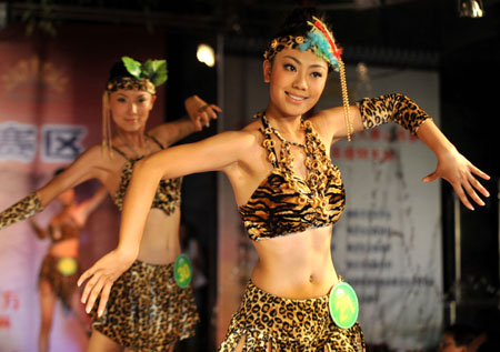 Contestants take part in the New Face model competition in Taiyuan, capital of north China's Shanxi Province, July 28, 2009. The New Face model competition concluded on Tuesday with contestants Guo Jie and Kou Yujie winning the competition. [Meng Chenguang/Xinhua]