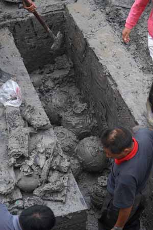 People work at an archaeological site in Xihu Township in the Weiyang District of Yangzhou City, east China's Jiangsu Province, July 29, 2009. [Wang Naisi/Xinhua]