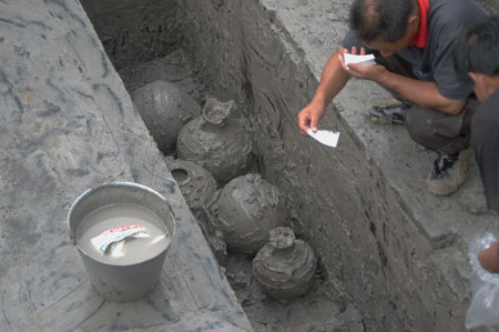 People work at an archaeological site in Xihu Township in the Weiyang District of Yangzhou City, east China's Jiangsu Province, July 29, 2009. [Wang Naisi/Xinhua]