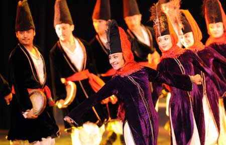 Artists of song and dance ensemble of Xinjiang Art Theater give a performance for police officers in Urumqi,Xinjiang Uygur Autonomous Region, July 29, 2009. [Sadat/Xinhua]