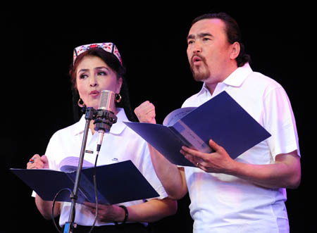 Artists of song and dance ensemble of Xinjiang Art Theater give a performance for police officers in Urumqi,Xinjiang Uygur Autonomous Region, July 29, 2009. [Sadat/Xinhua]