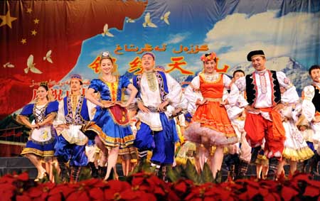 Artists of song and dance ensemble of Xinjiang Art Theater give a performance for police officers in Urumqi,Xinjiang Uygur Autonomous Region, July 29, 2009. [Sadat/Xinhua] 