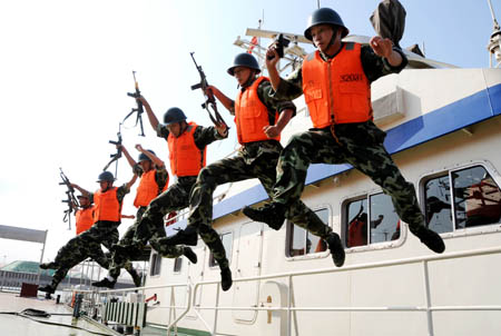 The armed policemen take part in an anti-terrorism drill in Lianyungang City, east China's Jiangsu Province, July 29, 2009. [Wang Chun/Xinhua]