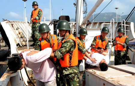 The armed policemen take part in an anti-terrorism drill in Lianyungang City, east China's Jiangsu Province, July 29, 2009. [Wang Chun/Xinhua]