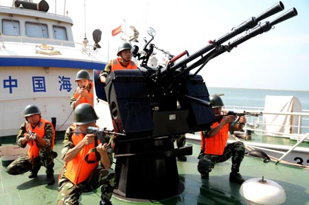 The armed policemen take part in an anti-terrorism drill in Lianyungang City, east China's Jiangsu Province, July 29, 2009. [Wang Chun/Xinhua]