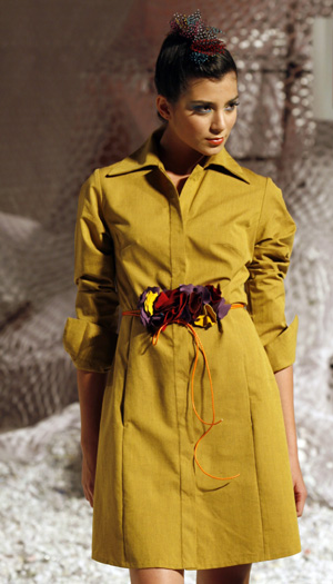 A model displays a creation by Colombian designer Isabel Henao during the Pasarella for the Colombiamoda fashion show in Medellin July 28, 2009. [Xinhua/Reuters]