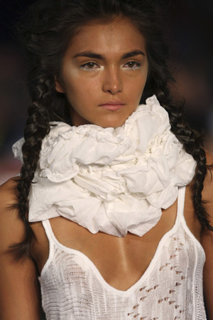 A model displays a creation by Colombian designer Juliana Correa during the Colombiamoda fashion show in Medellin July 29, 2009. [Xinhua/Reuters]