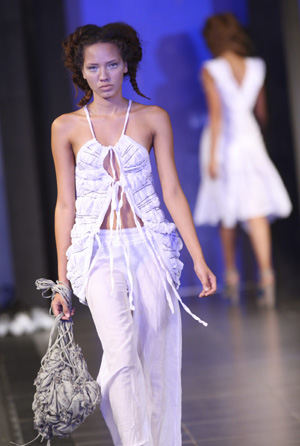 A model displays a creation by Colombian designer Juliana Correa during the Colombiamoda fashion show in Medellin July 29, 2009. [Xinhua/Reuters]