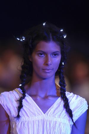 A model displays a creation by Colombian designer Juliana Correa during the Colombiamoda fashion show in Medellin July 29, 2009. [Xinhua/Reuters] 