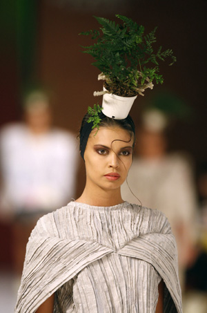 A model displays a creation by Colombian designer Laura Martinez during the Colombiamoda fashion show in Medellin July 29, 2009. [Xinhua/Reuters]