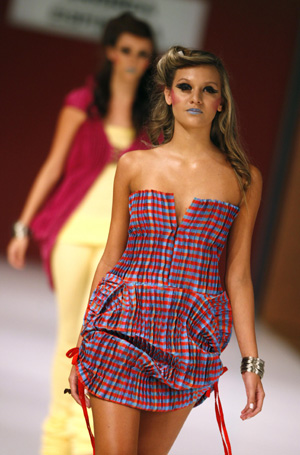 Models display a creation by Colombian designer Andrea Espinosa during the Colombiamoda fashion show in Medellin July 29, 2009. [Xinhua/Reuters]