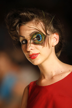 A model displays a creation by designer Claudia Gomez during the 'Colombiamoda' fashion show in Medellin July 29, 2009. [Xinhua/Reuters]