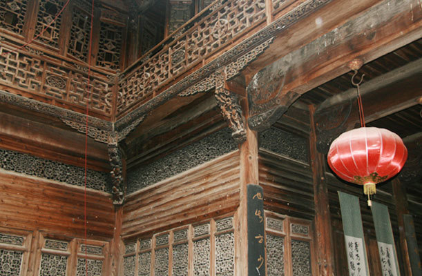 Delicate wood carvings of various figures and animals can be seen inside Zhicheng Hall. [Photo: CRIENGLISH.com] 