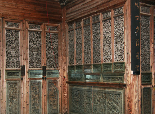 Delicate wood carvings of various figures and animals can be seen inside Zhicheng Hall. [Photo: CRIENGLISH.com]