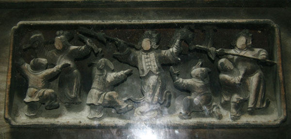 This photo shows part of the 'One Hundred Boys Celebrating the Lantern Festival' carving on a wall of Zhicheng Hall. The scene shows people celebrating the festival and wishing for more male offspring. [Photo: CRIENGLISH.com]