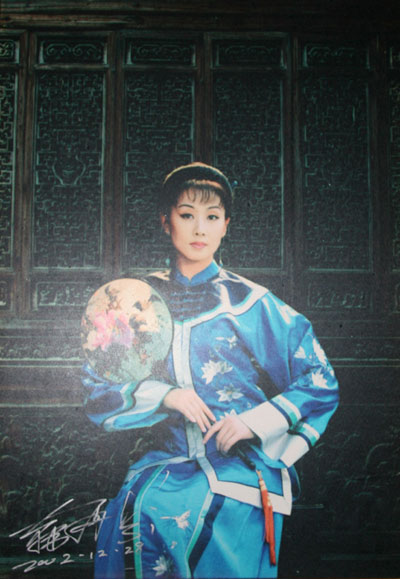 A shot from the television soap opera 'Huizhou Women' in which Han Zaifen, a lead actress and a well-known Huangmei opera artist, sits in front of a door decorated with wood carvings. [Photo: CRIENGLISH.com] 