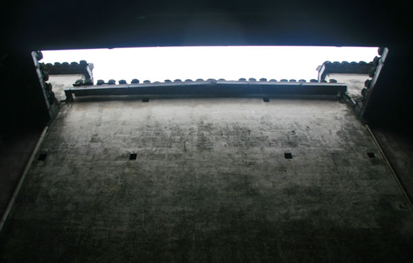 The patio of Zhicheng Hall, a Hui-style dwelling, was designed to let in natural light and collect rainwater to extinguish fires. [Photo: CRIENGLISH.com]