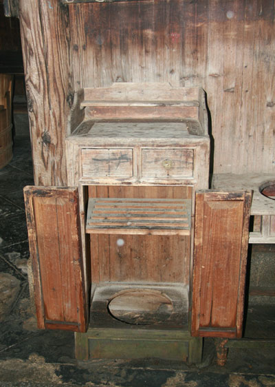 A wooden cabinet used by ancient people to heat their food. [Photo: CRIENGLISH.com]