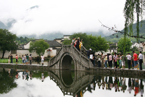 The south lake of Hongcun village in east China's Anhui province. [Photo: CRIENGLISH.com] 