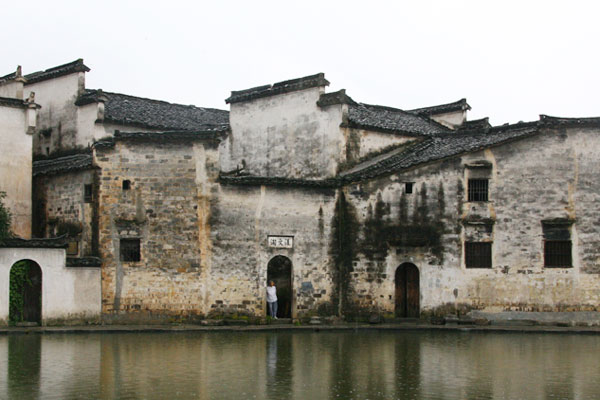 The Hui-style architecture with white walls and black tiles. [Photo: CRIENGLISH.com]