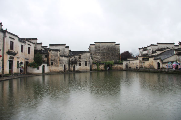 First glimpse of Hongcun village, featuring signature intensively perched Hui-style dwellings with grey tiling and white walls. Located at the foot of Mount Huangshan, the world-heritage listed scenic spot has long been regarded as one of China's most beautiful ancient villages. [Photo: CRIENGLISH.com/Guo Cong]