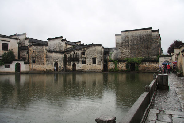 First glimpse of Hongcun village, featuring signature intensively perched Hui-style dwellings with grey tiling and white walls. Located at the foot of Mount Huangshan, the world-heritage listed scenic spot has long been regarded as one of China's most beautiful ancient villages. [Photo: CRIENGLISH.com/Guo Cong]