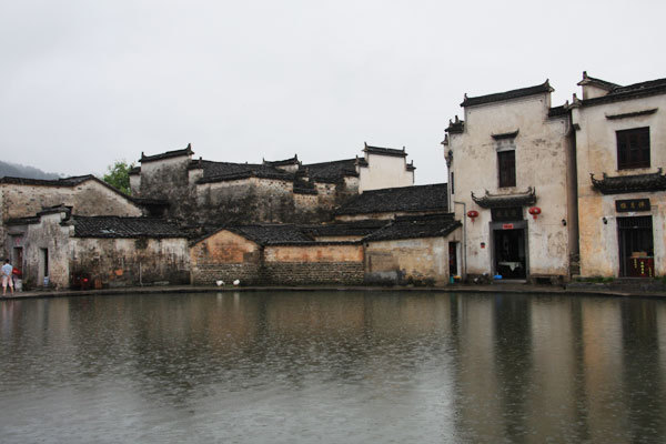 First glimpse of Hongcun village, featuring signature intensively perched Hui-style dwellings with grey tiling and white walls. Located at the foot of Mount Huangshan, the world-heritage listed scenic spot has long been regarded as one of China's most beautiful ancient villages. [Photo: CRIENGLISH.com/Guo Cong]