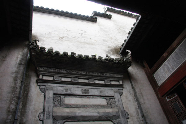 First glimpse of Hongcun village, featuring signature intensively perched Hui-style dwellings with grey tiling and white walls. Located at the foot of Mount Huangshan, the world-heritage listed scenic spot has long been regarded as one of China's most beautiful ancient villages. [Photo: CRIENGLISH.com/Guo Cong]