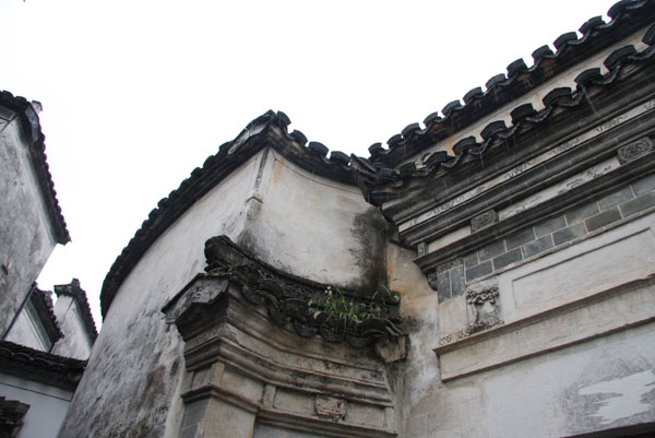 First glimpse of Hongcun village, featuring signature intensively perched Hui-style dwellings with grey tiling and white walls. Located at the foot of Mount Huangshan, the world-heritage listed scenic spot has long been regarded as one of China's most beautiful ancient villages. [Photo: CRIENGLISH.com/Guo Cong] 