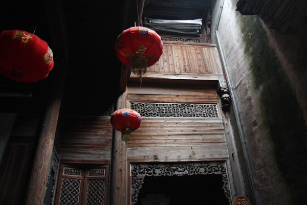 First glimpse of Hongcun village, featuring signature intensively perched Hui-style dwellings with grey tiling and white walls. Located at the foot of Mount Huangshan, the world-heritage listed scenic spot has long been regarded as one of China's most beautiful ancient villages. [Photo: CRIENGLISH.com/Guo Cong]