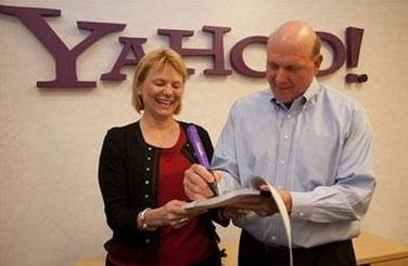 Microsoft CEO Steve Ballmer signs a global search agreement with Yahoo! CEO Carol Bartz at Yahoo!'s Sunnyvale headquarters on July 29, 2009. [Photo by Yahoo! Inc.]