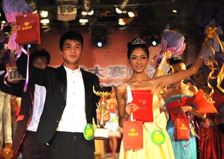 Winners of the New Face model competition Guo Jie (L) and Kou Yujie attend the awarding ceremony in Taiyuan, capital of north China's Shanxi Province, July 28, 2009. The New Face model competition concluded on Tuesday. 