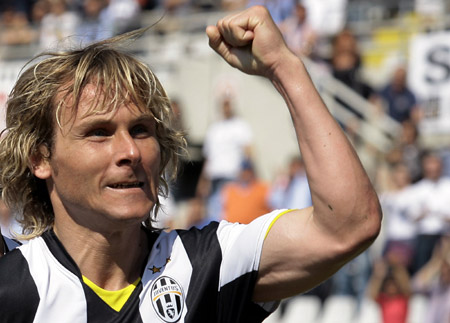 Juventus' Pavel Nedved celebrates after scoring a second goal against Lecce during their Italian Serie A soccer match at the Olympic stadium in Turin May 3, 2009. (Xinhua/Reuters Photo)