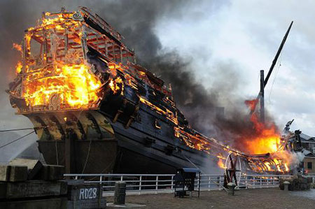 The replica of the 17th century Dutch East India Company (VOC) ship Prins Willem, which was moored at Den Helder, has been totally destroyed by a fire in the early hours of Thursday morning.[Xinhua/AFP]