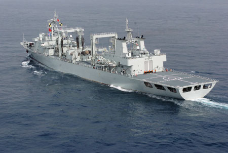 Qiandaohu supply ship heads for joining the Second Chinese naval escort on the Gulf of Aden, July 30, 2009. Two frigates and a supply ship from the Chinese navy, on another escort mission to fend off Somali pirates, joined with the second naval escort on Thursday.[Guo Gang/Xinhua]