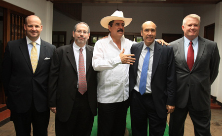 Honduras' ousted President Manuel Zelaya (C) and U.S. ambassador to Honduras Hugo Llorens (2nd R) and other ambassadors pose for a picture at Honduran embassy to Nicaragua in Managua, capital of Nicaragua, July 30, 2009. Zelaya returned to Managua Thursday to meet with Hugo Llorens, discussing about the issue of Honduran current situation. [Xinhua]