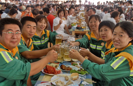 People gather to enjoy beer in the 11th Chinese International Beer Festival in Dalian, a coastal city in northeast China's Liaoning Province, July 30, 2009.[Wang Xizeng/Xinhua]