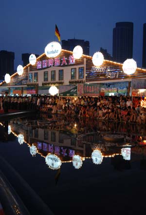 Revelers gather during the 11th China International Beer Festival in Dalian, a coastal city in northeast China's Liaoning Province, July 30, 2009. The festival opened here on Thursday. More than 30 breweries from China, Germany, the United States and the Republic of Korea attended the festival with over 400 beer brands.[Yao Jianfeng/Xinhua]
