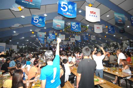 Revellers cheer during the 11th China International Beer Festival in Dalian, a coastal city in northeast China's Liaoning Province, July 30, 2009. The festival opened here on Thursday. More than 30 breweries from China, Germany, the United States and the Republic of Korea attended the festival with over 400 beer brands.[Yao Jianfeng/Xinhua]