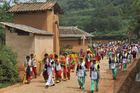 Residents of the Yi ethnic group go for a performance at Keyi Village of Mile County, southwest China's Yunnan Province, July 29, 2009. . (Xinhua/Li Mingfang) 
