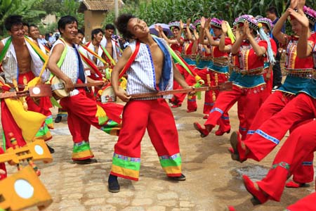 Residents of the Yi ethnic group perform dance at Keyi Village of Mile County, southwest China's Yunnan Province, July 29, 2009. (Xinhua/Li Mingfang)