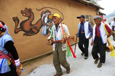 Residents of the Yi ethnic group go for a performance at Keyi Village of Mile County, southwest China's Yunnan Province, July 29, 2009. [Xinhua/Li Mingfang]