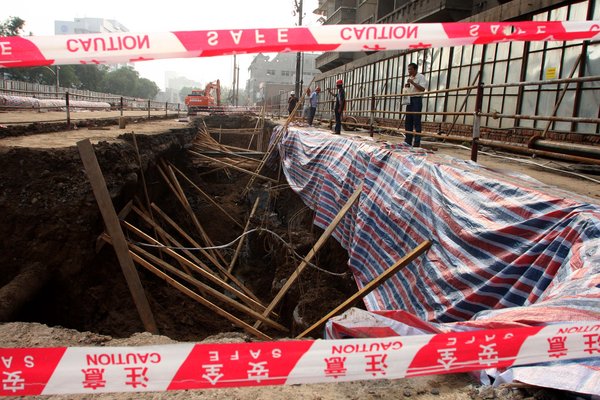 A photo taken on Sunday, August 2, 2009, shows the site of the collapsed subway tunnel under construction in Xi'an, capital of northwest China's Shaanxi Province. Two people were killed in the accident. [CFP]