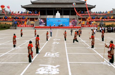 People act as Chinese chess pieces in Xuzhou of Jiangsu Province, east of China, Aug. 2, 2009.(Xinhua/Li Ming) 