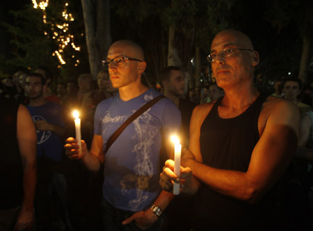 Israelis take part in a candlelight vigil for the victims of a shooting incident at a basement club in central Tel Aviv Aug. 2, 2009. [Xinhua/Reuters]